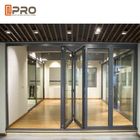 El polvo cubrió las puertas plegables de aluminio para los edificios comerciales modificó el plegamiento automático de la seguridad para requisitos particulares de la puerta de plegamiento del tamaño para hacer