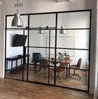 División de cristal moderna de la separación del espacio de oficina con la puerta deslizante