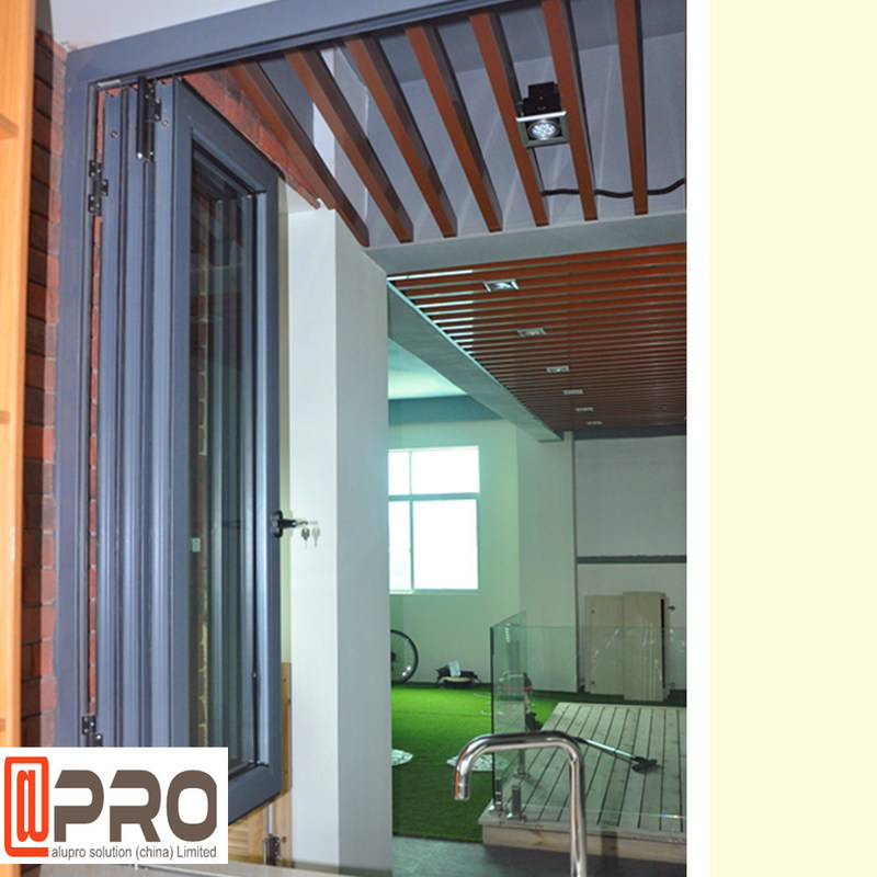 Horizontal ponga hacia fuera Windows con las manivelas plegables para