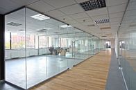 El polvo cubrió el marco modular de cristal de las paredes de división de la oficina de 12m m o el estilo Frameless