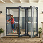 Las puertas plegables exteriores del patio de cristal de aluminio doble la vidriera